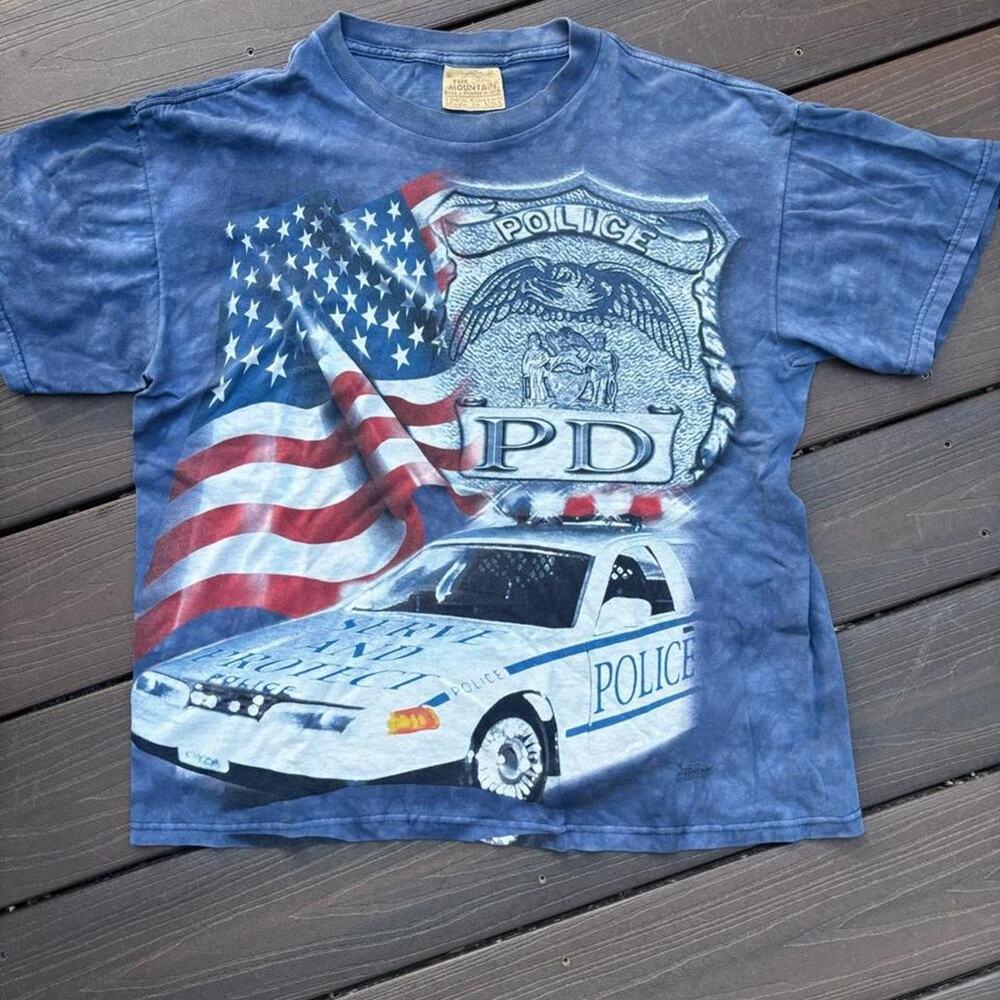 Vintage graphic tee the mountain